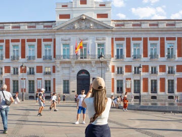 Turista en la Puerta del Sol de Madrid