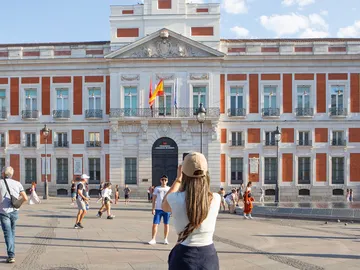 Turista en la Puerta del Sol de Madrid Turista en la Puerta del Sol de Madrid