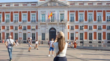 Turista en la Puerta del Sol de Madrid