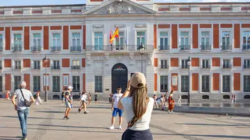 Turista en la Puerta del Sol de Madrid Turista en la Puerta del Sol de Madrid