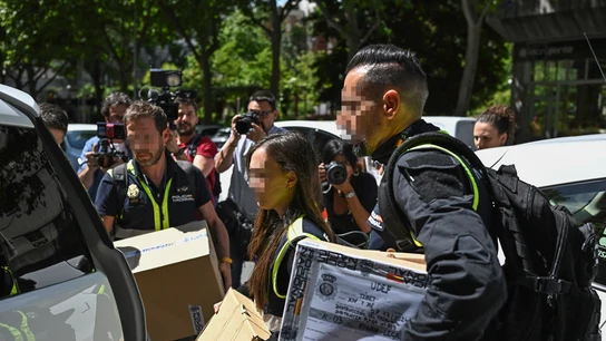 Integrantes de la Unidad de Delincuencia Económica y Fiscal (UDEF) de la Policía Nacional en el registro. El juez autorizó un "registro corporal" a Gertrudis, la secretaria de Zapatero, para obtener su móvil