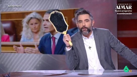 Dani Mateo desvela el truco de Sánchez para defenderse de las críticas: "Un espejo para Feijóo y Abascal" Dani Mateo desvela el truco de Sánchez para defenderse de las críticas: "Un espejo para Feijóo y Abascal"