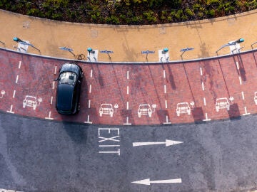 Vista a&eacute;rea directamente sobre las instalaciones de carga de autom&oacute;viles el&eacute;ctricos.