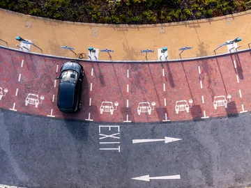 Vista aérea directamente sobre las instalaciones de carga de automóviles eléctricos. Vista aérea directamente sobre las instalaciones de carga de automóviles eléctricos.