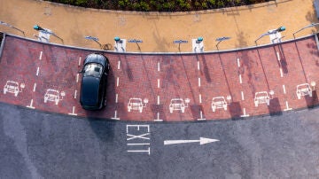 Vista a&eacute;rea directamente sobre las instalaciones de carga de autom&oacute;viles el&eacute;ctricos.