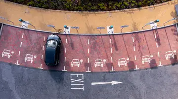 Vista aérea directamente sobre las instalaciones de carga de automóviles eléctricos. Vista aérea directamente sobre las instalaciones de carga de automóviles eléctricos.