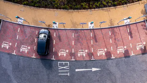 Vista aérea directamente sobre las instalaciones de carga de automóviles eléctricos. Vista aérea directamente sobre las instalaciones de carga de automóviles eléctricos.
