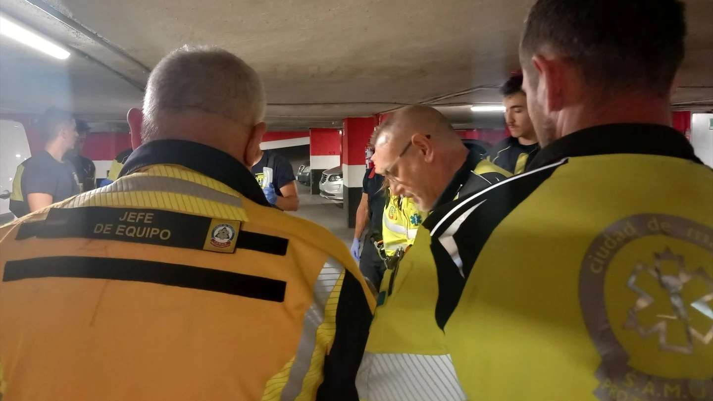 Muere un hombre atrapado entre su coche y una columna en un garaje de Madrid. Muere un hombre atrapado entre su coche y una columna en un garaje de Madrid.