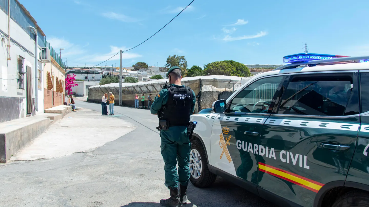 La Guardia Civil investiga el tiroteo mortal por el que fue detenido un joven de 25 años. La Guardia Civil investiga el tiroteo mortal por el que fue detenido un joven de 25 años.
