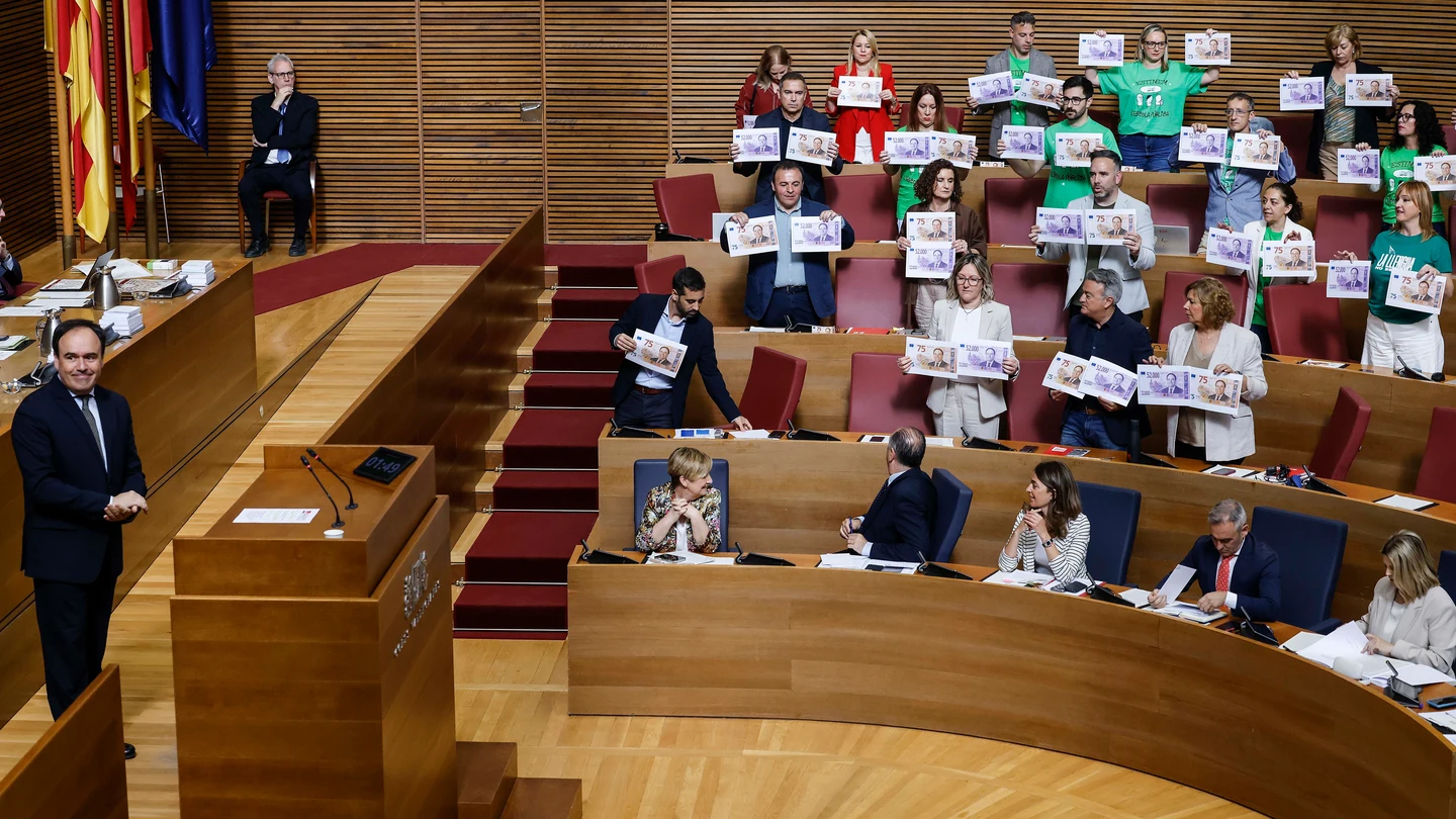 Los profesores valencianos arrojan en Les Corts billetes con las caras de Llorca y su consellera "por una educación pública y de calidad" Los profesores valencianos arrojan en Les Corts billetes con las caras de Llorca y su consellera "por una educación pública y de calidad"