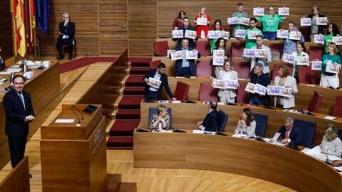 Los profesores valencianos arrojan en Les Corts billetes con las caras de Llorca y su consellera "por una educaci&oacute;n p&uacute;blica y de calidad"
