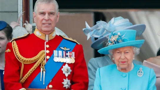 Imagen de archivo de la reina Isabel II y su hijo, el expríncipe Andrés. Imagen de archivo de la reina Isabel II y su hijo, el expríncipe Andrés.