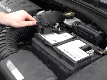 Las se&ntilde;ales que indican que la bater&iacute;a del coche est&aacute; a punto de fallar