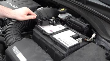 Las se&ntilde;ales que indican que la bater&iacute;a del coche est&aacute; a punto de fallar