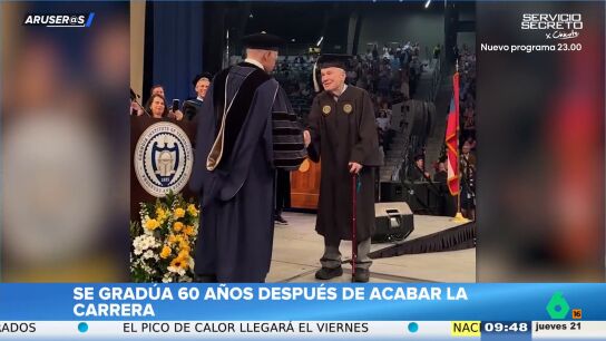 La emocionante graduaci&oacute;n de un coronel retirado de 88 a&ntilde;os, 60 a&ntilde;os despu&eacute;s de terminar la carrera