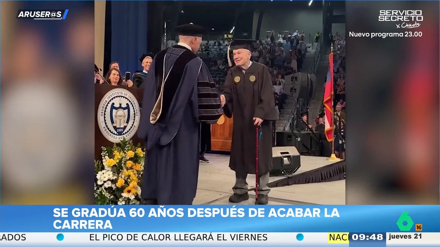 La emocionante graduación de un coronel retirado de 88 años, 60 años después de terminar la carrera La emocionante graduación de un coronel retirado de 88 años, 60 años después de terminar la carrera