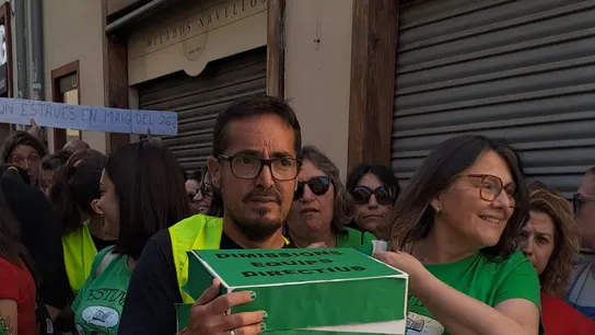 Dimiten en bloque más de 200 directores de colegios de la Comunitat Valenciana en apoyo a la huelga educativa: "¡Consellera dimisión!" Dimiten en bloque más de 200 directores de colegios de la Comunitat Valenciana en apoyo a la huelga educativa: "¡Consellera dimisión!"