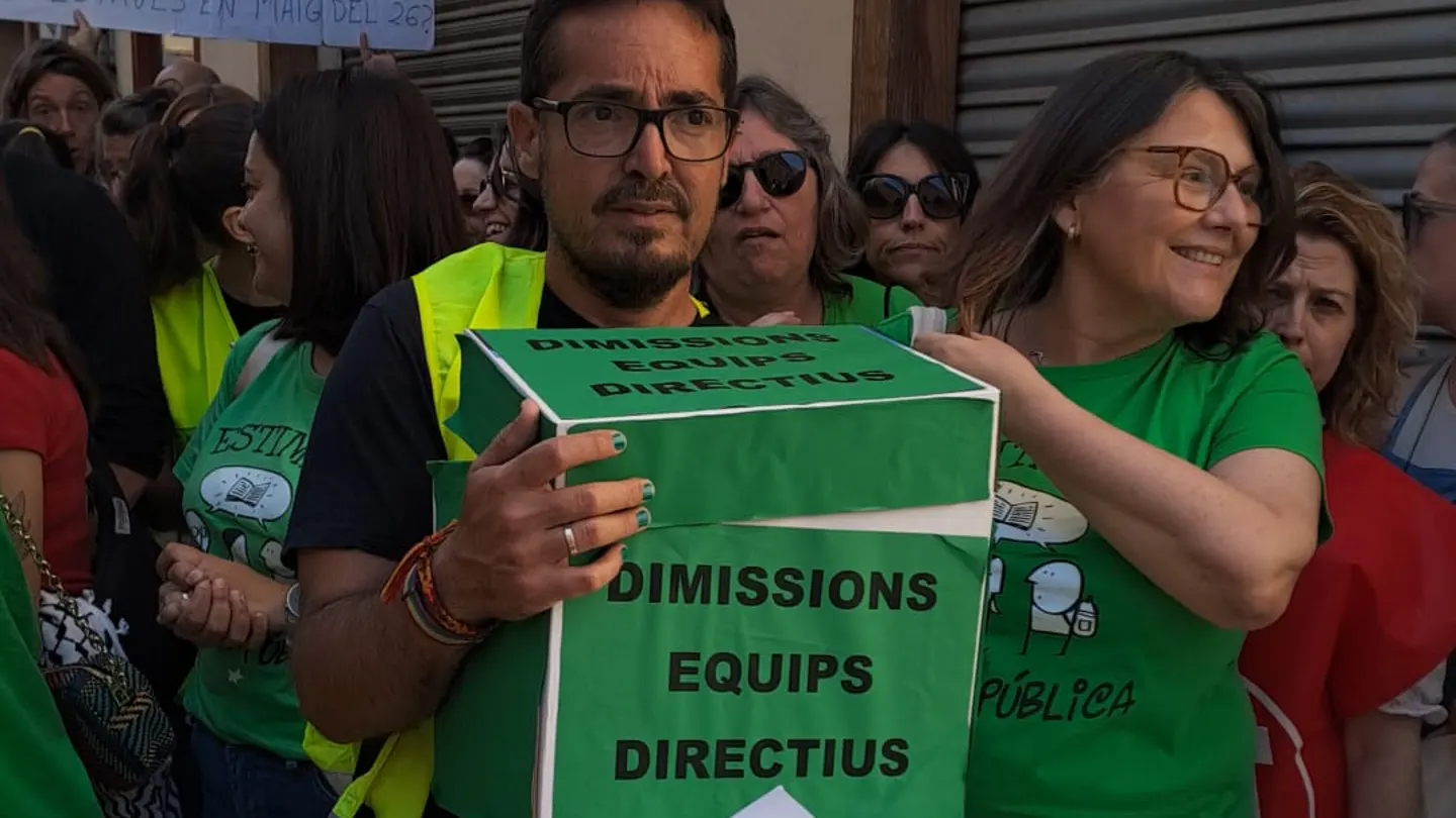 Dimiten en bloque más de 200 directores de colegios de la Comunitat Valenciana en apoyo a la huelga educativa: "¡Consellera dimisión!" Dimiten en bloque más de 200 directores de colegios de la Comunitat Valenciana en apoyo a la huelga educativa: "¡Consellera dimisión!"