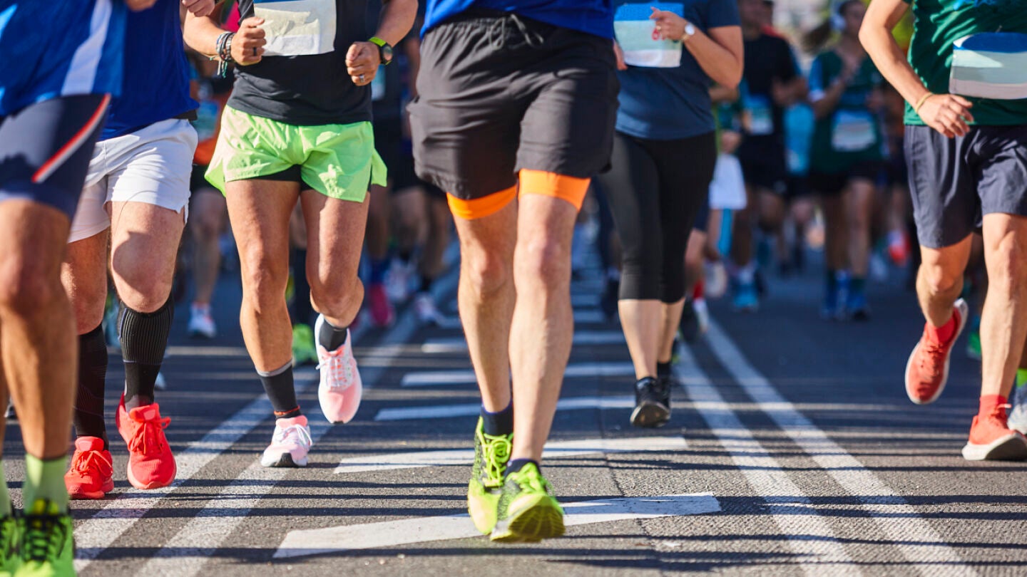 Marat&oacute;n con personas corriendo