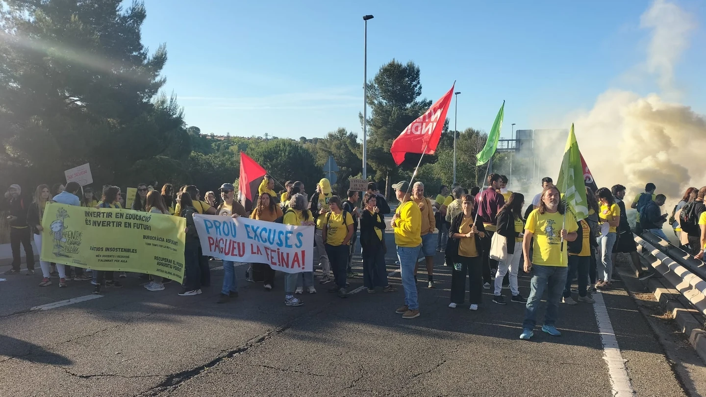 Docentes se manifiestan en Tarragona y cortan la carretera Docentes se manifiestan en Tarragona y cortan la carretera