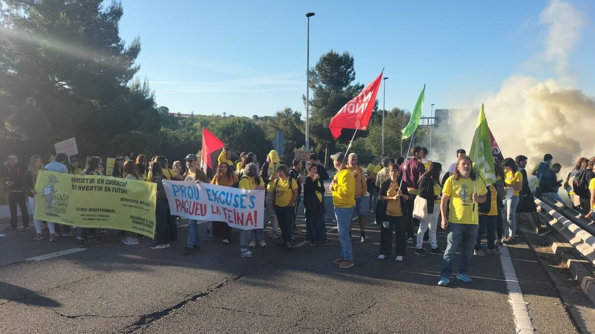 Docentes se manifiestan en Tarragona y cortan la carretera