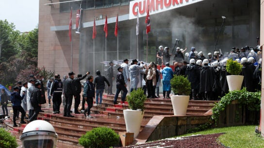 La Polic&iacute;a turca irrumpe por la fuerza en la sede del principal partido opositor en Ankara para desalojar a Ozgur Ozel.