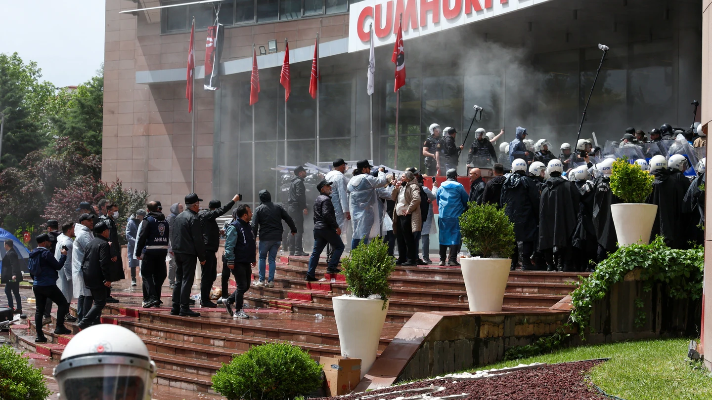 La Policía turca irrumpe por la fuerza en la sede del principal partido opositor en Ankara para desalojar a Ozgur Ozel. La Policía turca irrumpe por la fuerza en la sede del principal partido opositor en Ankara para desalojar a Ozgur Ozel.