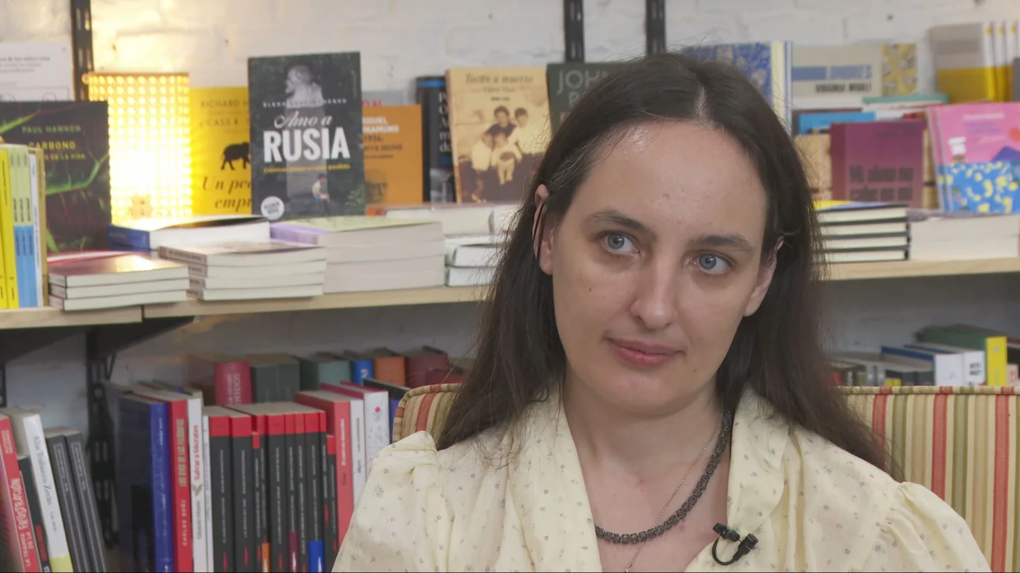 Elena Kostyuchenko, la periodista rusa perseguida por contar la realidad de los ataques a Ucrania: "Me han detenido y golpeado muchas veces". Elena Kostyuchenko, la periodista rusa perseguida por contar la realidad de los ataques a Ucrania: "Me han detenido y golpeado muchas veces".