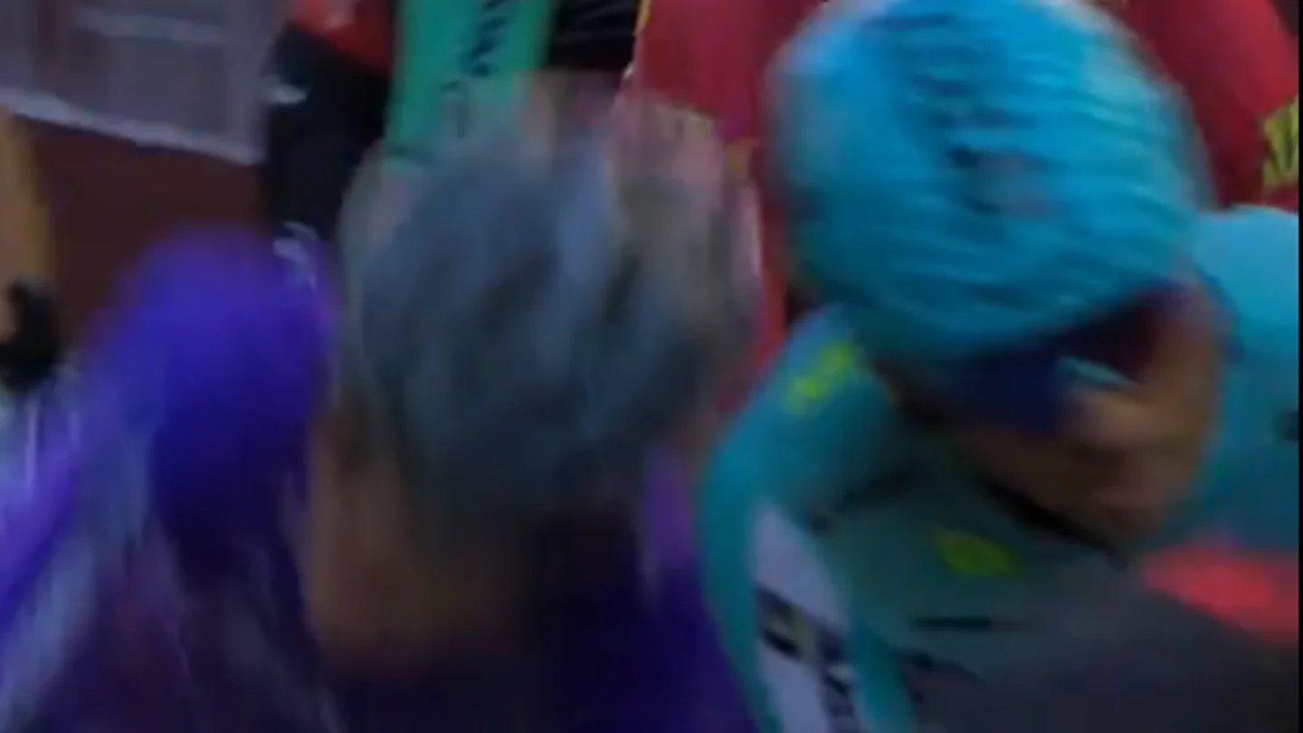 Insólito episodio en el Giro de Italia: un ciclista expulsado tras propinarle un cabezazo a otro Insólito episodio en el Giro de Italia: un ciclista expulsado tras propinarle un cabezazo a otro
