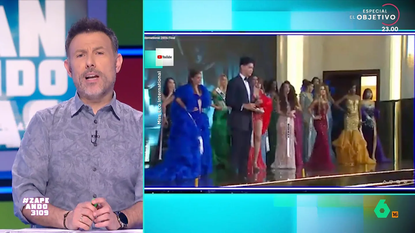 Iñaki Urrutia reacciona al culetazo que se ha dado una modelo en Miss Eco Internacional: "He visto penalti" La modelo se resbaló justo en el momento que el presentador del certamen anunciaba que era una de las clasificadas. Puedes ver la viral escena en el vídeo principal.