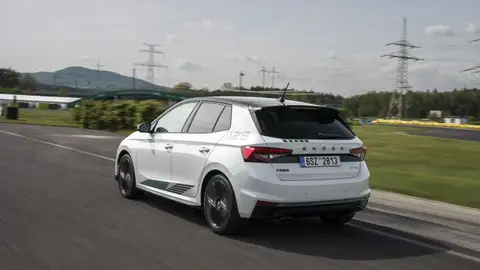 ¿Te has quedado sin el Volkswagen Golf GTI 50 Aniversario? El consuelo es el Skoda más rápido y especial ¿Te has quedado sin el Volkswagen Golf GTI 50 Aniversario? El consuelo es el Skoda más rápido y especial