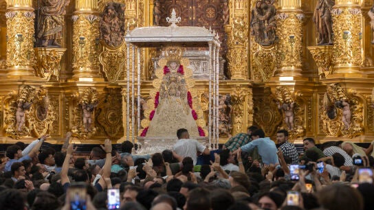 Los almonte&ntilde;os realizan el tradicional salto de la reja.