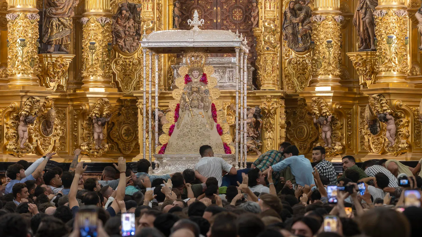 Los almonteños realizan el tradicional salto de la reja. Los almonteños realizan el tradicional salto de la reja.