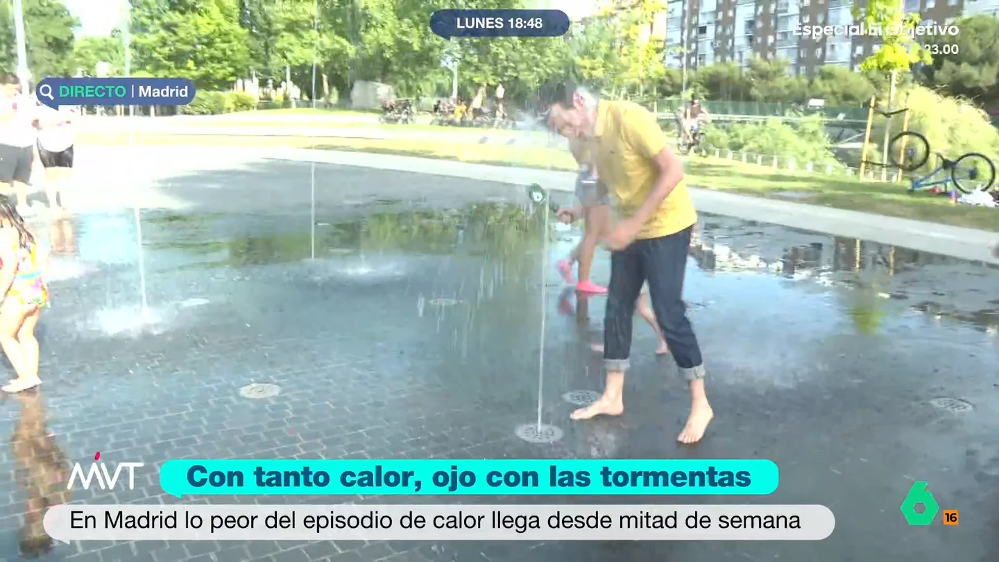 Luis Calero se remoja en una fuente para superar su "crisis particular": "Quiero sentirme como un chiquillo" El reportero ha visitado un parque para ver cómo la gente está intentando sobrellevar las altas temperaturas en Madrid. Además, no ha dudado en adentrarse en una fuente transitable.