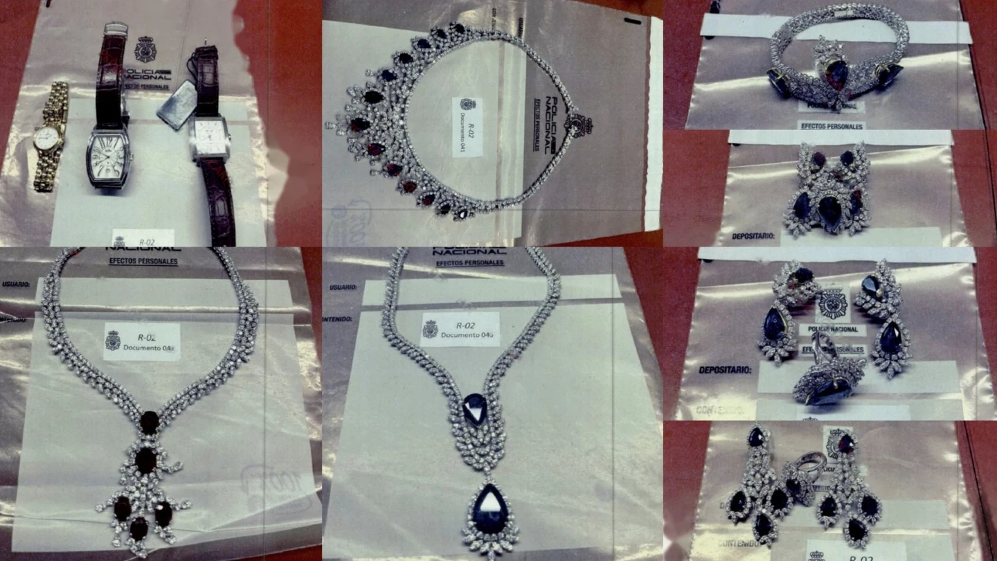 La UDEF encontró decenas de joyas y relojes en la caja fuerte del despacho de Zapatero La UDEF encontró decenas de joyas y relojes en la caja fuerte del despacho de Zapatero