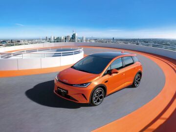 BYD tiene listo el coche que puede poner nervioso al Toyota Yaris: h&iacute;brido enchufable, etiqueta CERO y m&aacute;s de 1.000 km de autonom&iacute;a