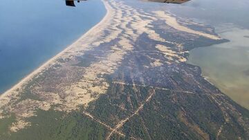  El fuego afecta a las dunas y corrales de Marismillas en Do&ntilde;ana, zonas de gran valor ecol&oacute;gico