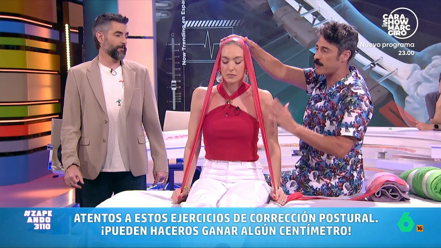 Los sencillos ejercicios del fisio Víctor Hernán para ganar unos centímetros de altura: Isabel Forner crece ¡hasta tres centímetros! Una camilla, dos toallas y los consejos del fisio Víctor Hernán. Con estos tres ingredientes Isabel Forner consigue corregir su "posición muy viciada" y ganar hasta tres centímetros en directo.