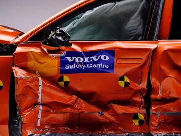 Es la marca de coches más segura del mundo, y para conseguirlo ha estrellado más de 10.000 coches en sus laboratorios Es la marca de coches más segura del mundo, y para conseguirlo ha estrellado más de 10.000 coches en sus laboratorios