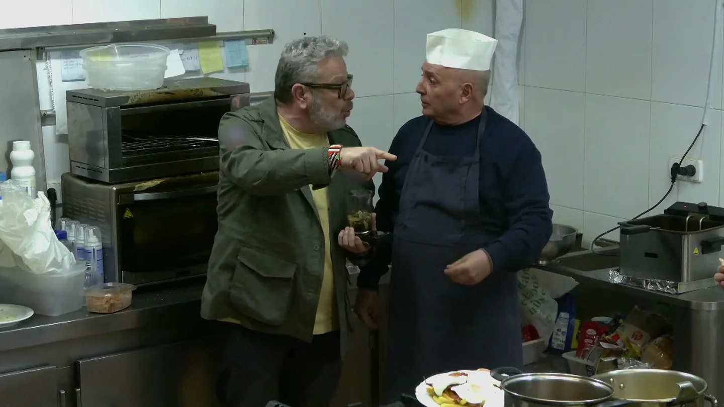 El cocinero del Valmar explota contra Chicote: "¿Tú te llamas cocinero cuando le faltas el espeto a los cocineros?" El cocinero del Valmar explota contra Chicote: "¿Tú te llamas cocinero cuando le faltas el espeto a los cocineros?"