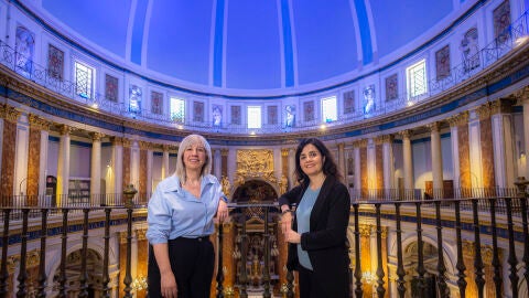 La directora ejecutiva de EMR, Mairena Velasco (d), y la directora comercial, Inés Cámara, bajo la cúpula de la Iglesia de las Escuelas Pías