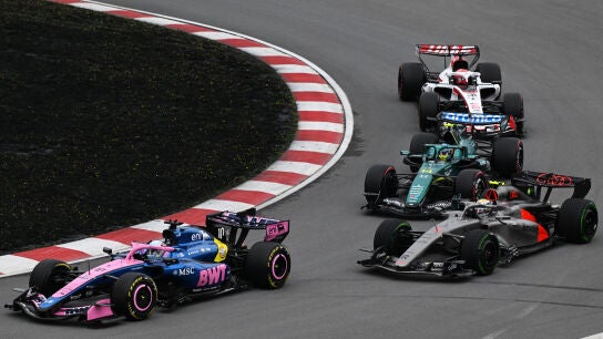 Fernando Alonso adelantando en el Gran Premio de Canad&aacute;