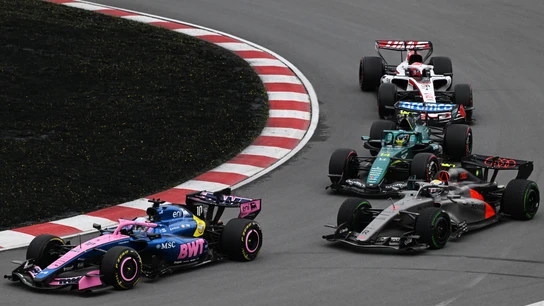 Fernando Alonso adelantando en el Gran Premio de Canadá Fernando Alonso adelantando en el Gran Premio de Canadá