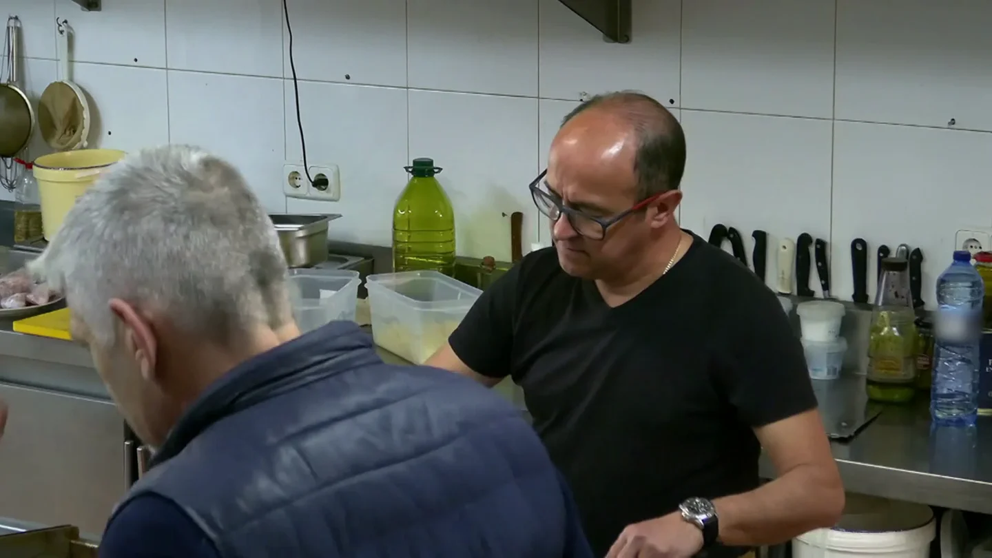La impactante frase del cocinero del 'Valmar' al dueño: "Si quieres montar una escena, que sea porno y nos las medimos" La impactante frase del cocinero del 'Valmar' al dueño: "Si quieres montar una escena, que sea porno y nos las medimos"
