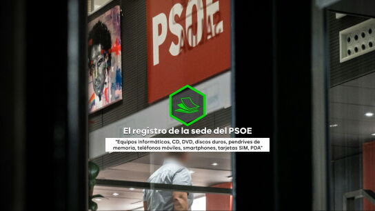 Un agente de la UCO dentro de la sede del PSOE en Ferraz