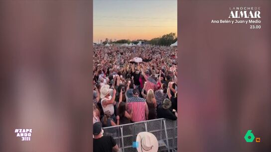 La protagonista de las im&aacute;genes es Pauline, la conocida, y viral, abuela del creador de contenido Ross Smith. Ambos acudieron a un festival de m&uacute;sica donde la se&ntilde;ora fue manteada por 20.000 personas. 
