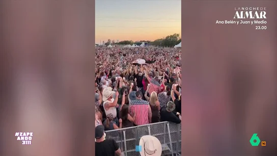 Una señora de 99 años cumple un curioso récord: ser la persona más mayor en ser manteada en un concierto La protagonista de las imágenes es Pauline, la conocida, y viral, abuela del creador de contenido Ross Smith. Ambos acudieron a un festival de música donde la señora fue manteada por 20.000 personas.