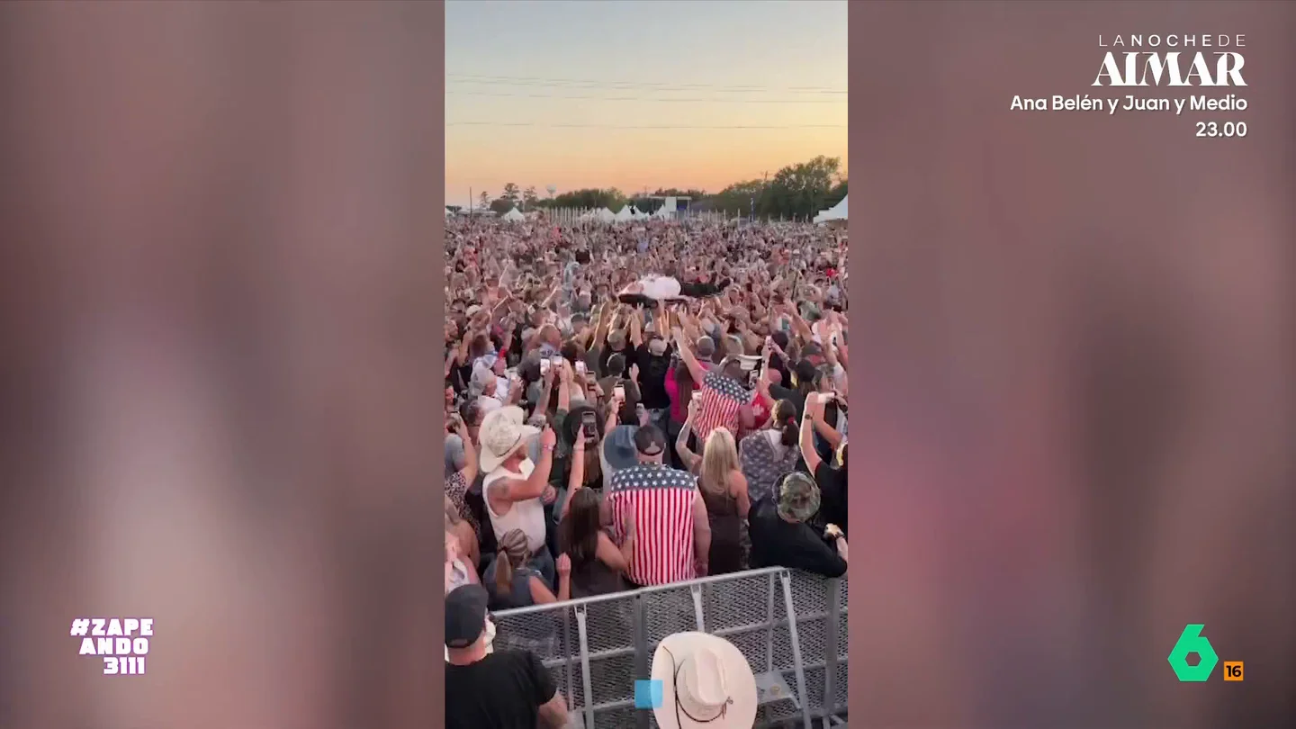 Una señora de 99 años cumple un curioso récord: ser la persona más mayor en ser manteada en un concierto La protagonista de las imágenes es Pauline, la conocida, y viral, abuela del creador de contenido Ross Smith. Ambos acudieron a un festival de música donde la señora fue manteada por 20.000 personas.