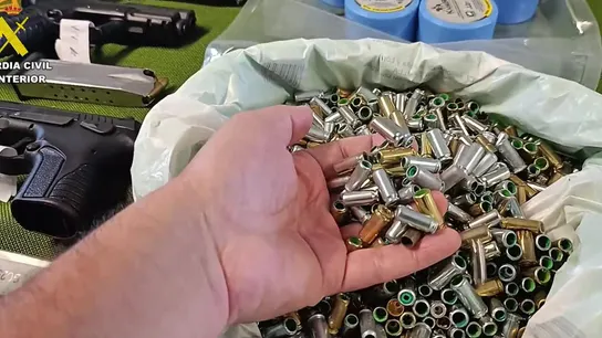 Hasta 50 kilos de cocaína a la semana y un arsenal de armas cortas: cae una banda dedicada al tráfico de armas que operaba en Sevilla y Tenerife Hasta 50 kilos de cocaína a la semana y un arsenal de armas cortas: cae una banda dedicada al tráfico de armas que operaba en Sevilla y Tenerife