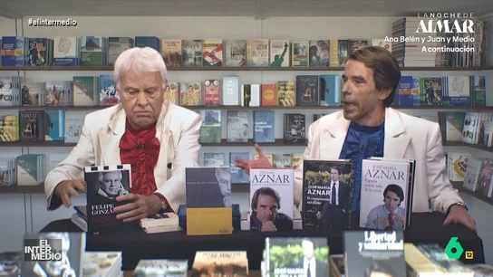 'Aznarito y Felipón' firman ejemplares en la Feria del Libro: "¿Tú crees que una mujer podría haber escrito El Quijote?" Wyoming y Dani Mateo se convierten una vez más en 'Aznarito y Felipón', que en esta ocasión firman ejemplares en la Feria del Libro mientras cargan contra la juventud y su manera de leer o la visibilidad que se da a las escritoras.